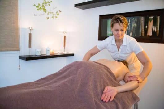 Massage de Véronique Hanquiez à L'institut Secrets de Beauté à Avord